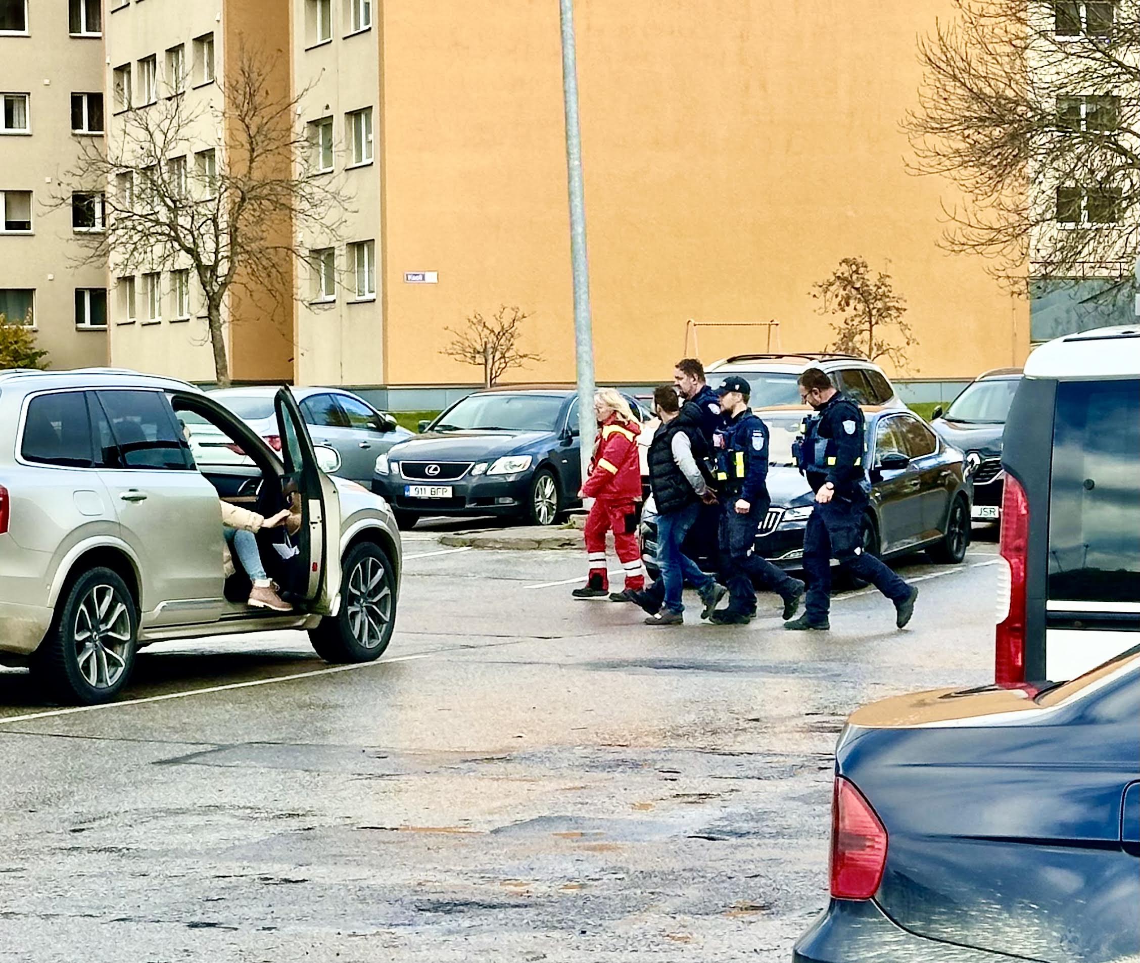 Maxima juurest toimetati teisipäeval politseibussiga Tartu haiglasse meeskodanik. Video ja foto: ERAKOGU