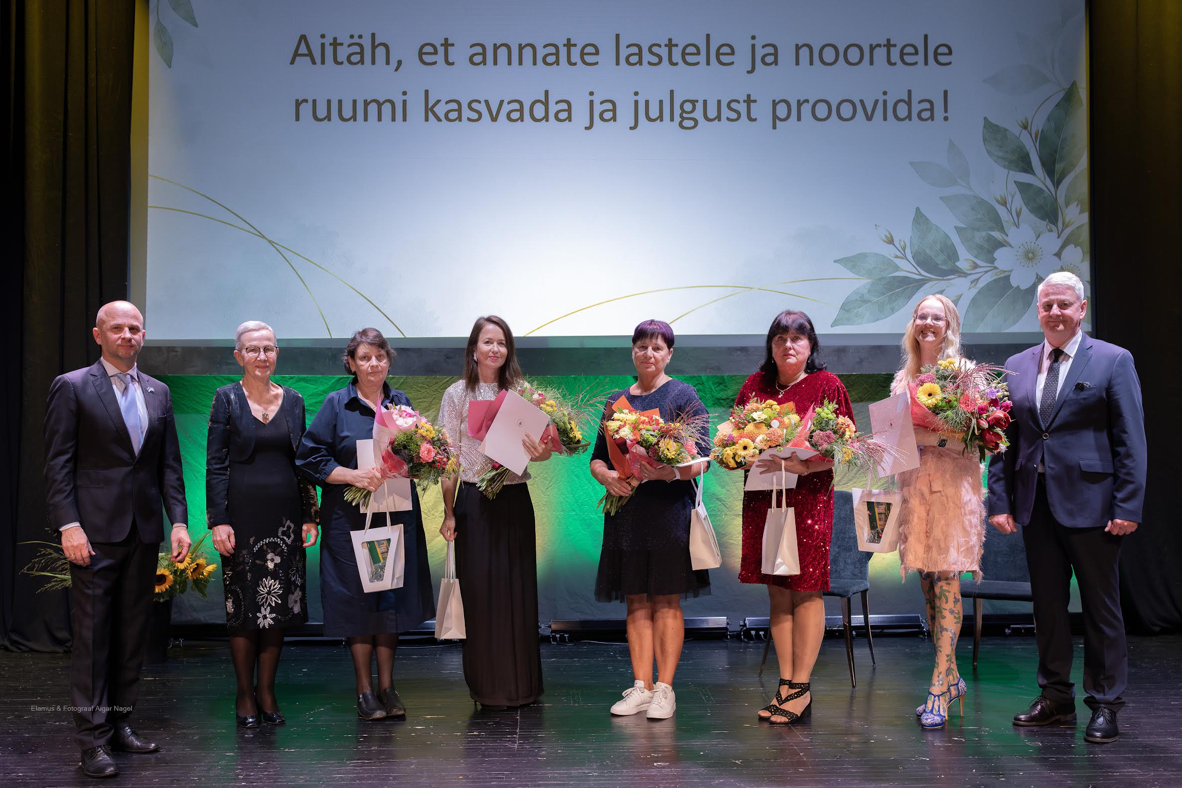 Fotol: vasakult linnavolikogu esimees Tarmo Piirmann, abilinnapea Kersti Kõosaar, aastate õpetaja Eve Morel, aasta õpetajad Liina Palu, Aive Pähn, Reene Õigus, aasta noor õpetaja Regina Vildo ja linnapea Urmas Tali. FOTO: Aigar Nagel Fotol: vasakult linnavolikogu esimees Tarmo Piirmann, abilinnapea Kersti Kõosaar, aastate õpetaja Eve Morel, aasta õpetajad Liina Palu, Aive Pähn, Reene Õigus, aasta noor õpetaja Regina Vildo ja linnapea Urmas Tali. FOTO: Aigar Nagel