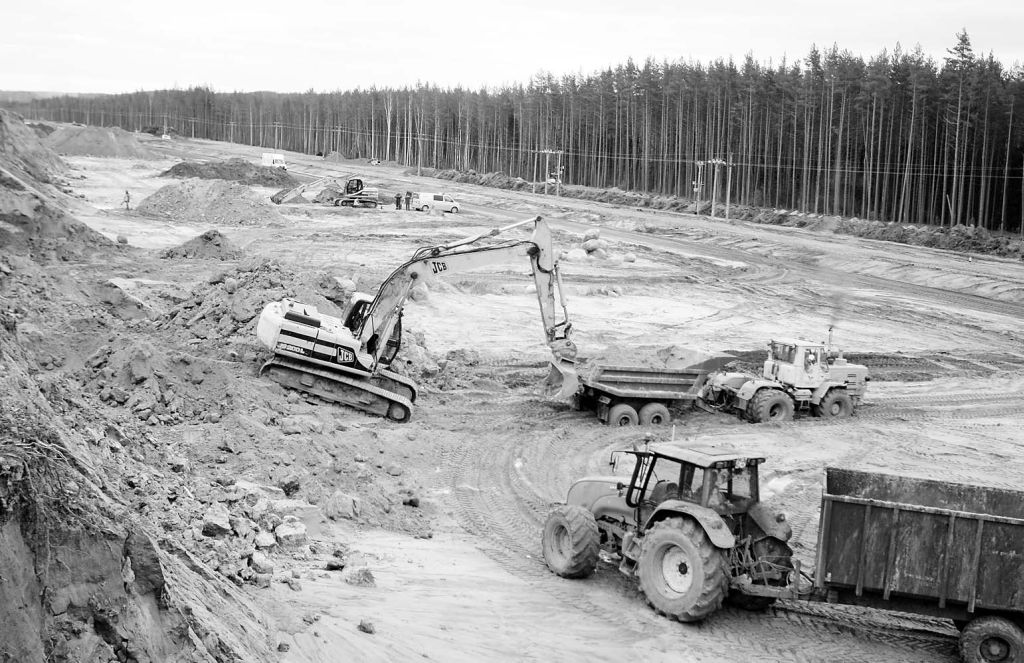 Võmmorski-Koidula sõidutee ümbrus on tundmatuseni muutunud: maha võetud metsa asemele ehitatakse Koidula piiriraudteejaam. FOTO: VT