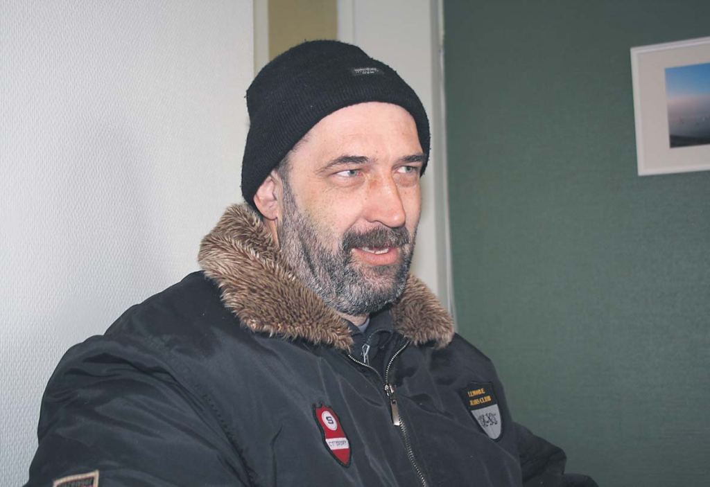 Töötu Antsla mees Heino Kozilans kohtutäitur Taive Peedosaare büroos, kust teda on juba mitu korda välja visatud, kohtutäituri audientsi ootamas. Foto: Võrumaa Teataja