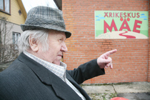 Tänane sünnipäevalaps, Võru ettevõtja Enno Kukker oma Mäe ärikeskuse maja ees.  Foto: Võrumaa Teataja