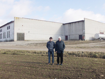 Urvaste abivallavanem Avo Kirsbaum ja vallavanem Riho Roon loodavad, et praegu tühjalt seisvad endise söetööstuse hooned leiavad peagi uue ettevõtliku omaniku. 	 Foto: ERAKOGU