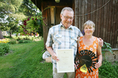 Taarapõllu talu peremees ja perenaine, Edgar Kolts ja Tiina Langus eile oma talu hoovis koos Jänedalt toodud auhindadega.  Foto: Võrumaa Teataja