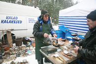 Võru kalapoe peremees Peeter Komissarov ja tema remondist tulnud külmutusauto mineval pühapäeval Lindora laadal.  Foto: Võrumaa Teataja