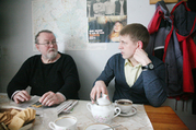 Kuuritsamuuseumi idee autor Mati Kalkun (vasakul) pidamas nõu Rõuge vallavanema Tiit Tootsiga toetusvõimaluste teemal.   Foto: Võrumaa Teataja