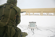 Pildil on kaitseväelane uues tiirus tulejoonel, tema kõrval elektrooniline tabloo, kust on võimalik kohe näha laskmistulemust.   Foto: Võrumaa Teataja