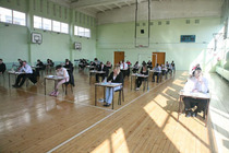 Antsla gümnaasiumi abituriendid kooli saalis lõpukirjandit kirjutamas. Foto: Võrumaa Teataja