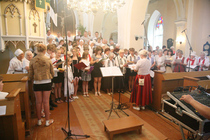 Kõik esinejad ühises kooris kiriku altari ees.  Foto: Võrumaa Teataja