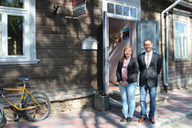 Võru linnapea nõunik Oliver von Wolff koos magistrant Kristi Grünbergiga Võrus Katariina kohviku juures. Foto: Võrumaa Teataja