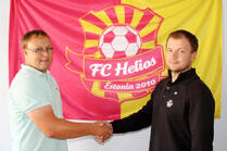 FC Helios Võru juhatuse liige Jaanus Vislapuu ja OÜ Valga Puu esindaja Mihkel Matsin.   Foto: Priit Lööper