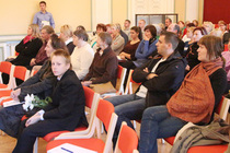 Pühapäeval toimunud Antsla volikogu kandidaatide arutelu tõi kohale saalitäie rahvast. Foto: Võrumaa Teataja