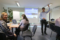 Koolitaja Harald Lepisk (pildil paremal) juhatab sisse ettevõtluspäeva, pildil vasakul arenguagentuuri juht Ivika Nõgel. Foto: Võrumaa Teataja
