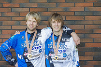 Kuldsed enduuromehed Martin (vasakul) ja Aigar Leok enne tänavust kuue päeva enduurot möödunud aastal võidetud kuldmedalitega. Foto: ERAKOGU