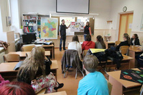 Hetk läinud kolmapäeval Kesklinna koolis toimunud ettekannetest. Pildil tutvustavad Rosenheimi kooli õpetajad piirkonna  naaberriiki Austriat. Foto: Võrumaa Teataja