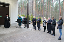Urvaste koguduse õpetaja Üllar Salumets (vasakul) laupäeval Võru krematooriumi sisseõnnistamise tseremoonial.     Foto: Võrumaa Teataja