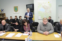 Haigla juht Arvi Vask (seisab) eile Võru linnavolikogu istungil haigla müügi tagamaid selgitamas.  Foto: Võrumaa Teataja