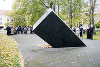 Hetk pühapäevaselt mälestusürituselt Seminari pargis Estonial hukkunute mälestussamba juures.   Foto: Võrumaa Teataja