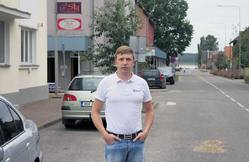 Autolevi asutaja ja juht Tauri Kärson autode vahel Võru linnas Liiva tänavas. Foto: Võrumaa Teataja