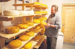 Kolotsi kitsetalu peremees Mart Leibur omatehtud juustukeradega. Fotod: Võrumaa Teataja