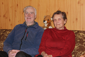 54 aastat koos elanud Heino ja Laidi kodudiivanil.   Foto: AIGAR NAGEL