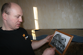 Kaupo Kann näitab pärast Eesti Vabadussõda tehtud fotot, mil tema vanavanaisa Bruno Päivila talu rajas. Foto: TOMI SALUVEER