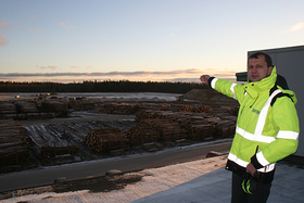 Martin Arula viitab ehitusjärgus 12 hektari suurusele saeveski krundile,  mis alustab osaliselt tööd juba järgmisel suvel. Foto: TOMI SALUVEER