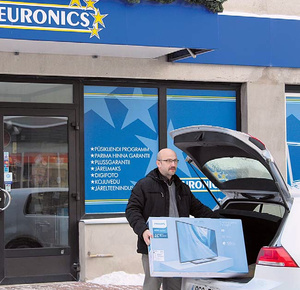 Võru Euronicsi juhataja Vello Vijard telerit autosse tõstmas, et auhind võitjani sõidutada.