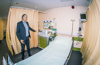 Lõuna-Eesti haigla juhatuse liige Arvi Vask näitab uuenduskuuri läbi teinud erakorralise meditsiini osakonna statsionaarset voodikohta, mida ümbritsevad nüüdisaegsed seadmed ja uus sisustus.  Foto: ANDREI JAVNAŠAN