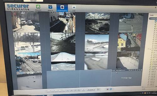 Võru linnas paiknevate kaamerate piltide ülevaade Võru politseijaoskonnas Siina Ermeli kabinetis. Foto: KADI ANNOM