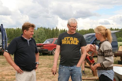 Mõniste mehed Meelis Mõttus (vasakul) ja Mart Erik vestlevad filmi produtsendi Johanna Trassiga.  FOTO: Gregor Saluveer