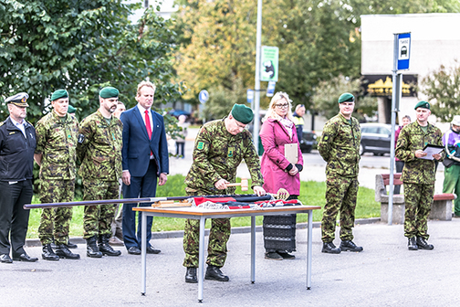 Vähem kui kaks nädalat tagasi lõi president Toomas Hendrik Ilves oma lahkumisvisiidil naela 2. jalaväebrigaadi lippu, teisipäeval Vabaduse platsil peetud pidulikul tseremoonial löödi naelad 2. jalaväe- brigaadi tagalapataljoni lippu.