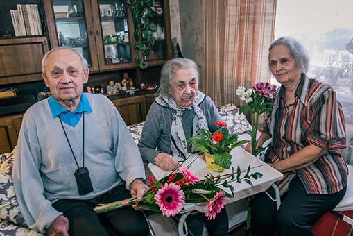 Peeter Pirn (73), Maria Kolk (106), Laine Pirn (72) eile Vilja tänava kodus. Pildi tegemise ajal selgus, et Mariaga samal päeval oli sünnipäev fotograaf Andreil ja järgmisel päeval (täna) Mariat õnnitlenud linnapeal Anti Allasel.   Foto: FOTOSFERA / ANDREI JAVNAŠAN