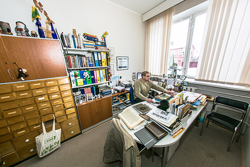 Võrumaa muuseumi vanemteadur, Võrumaa ajalookogumiku koostaja Arthur Ruusmaa eile oma töötoas. 						                    Foto: FOTOSFERA / ANDREI JAVNAŠAN