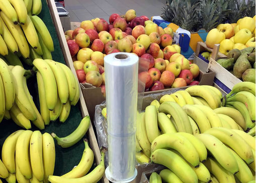 Võru Maksimarketis on kilekotid olemas nii puuviljaosakonnas kui ka piimaleti juures.   Foto: KADI ANNOM
