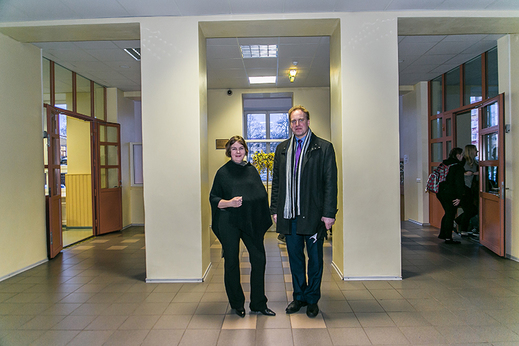 Direktor Kaare Lill  ja linnapea Anti Allas esmaspäeval  Kesklinna koolis.  Foto: ANDREI JAVNAŠAN