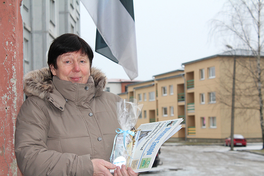 Eva Andla värskelt üle antud auhinnaga kodutrepil. Taustal lehvib Tartu rahulepingu aastapäevaks heisatud lipp.  Foto: AIGAR NAGEL