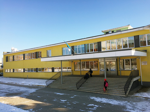 Võru Kreutzwaldi kool eile lõuna ajal. Õhutemperatuur jäi kümne külmakraadi ringi. Varahommikul mõõdeti tuulekülma -22 kraadi. 	Foto: KADI ANNOM