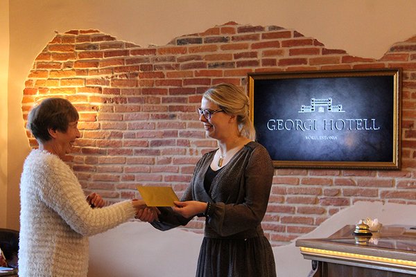 Lehetellija auhinna võitja Tiia Tamm Georgi hotelli arendusjuhilt Angela Viilukalt auhinda vastu võtmas. 	 Foto: AIGAR NAGEL