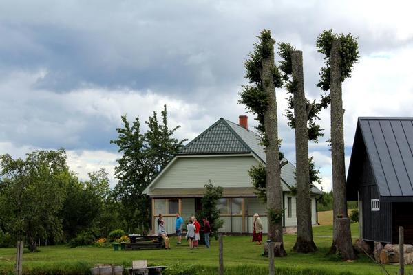 Looduskaunis Haavamäe talus elav pere on talu kõik hooned kenasti renoveerinud. Eriti jäid silma väga nutikalt kujundatud puud, mis murdumisohus maha on võetud. Silmailu missugune.  FOTO: Aigar Nagel