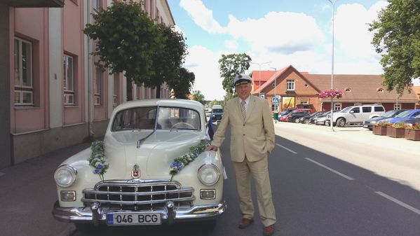 Eile tehti pulmasõite ka sellise iludusega, mida roolis Mati Kuklane. Foto: AIGAR NAGEL