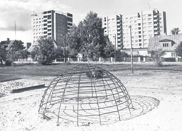 Võrumaa muuseumi kogudest leitud 35 aastat tagasi tehtud fotol on Vee tänava mänguväljak. Foto: MATI PAKLER
