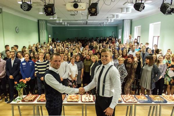 Fotol Võru Gümnaasium tähistamas õpetajate päeva ja kooli 3. sünnipäeva 27. septembril. Pildil kaks direktorit ja kogu koolipere. Foto: Robi Zuts