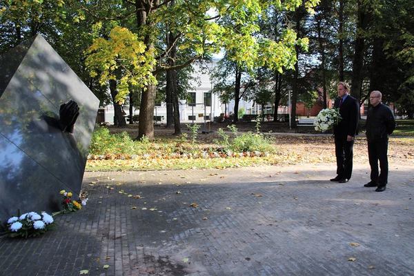 Võru linnapea Anti Allas ja abilinnapea Kalev Ilves asetasid Estonia mälestusmärgi juurde pärja ning süütasid 17 mälestusküünalt.