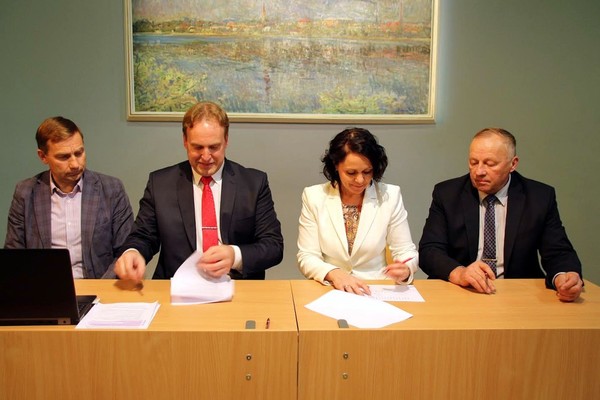 Koalitsioonileppe allkirjastamine: vasakult Sixten Sild (SDE), Anti Allas (SDE), Anneli Ott (KE), Ülo Tulik (KE)
