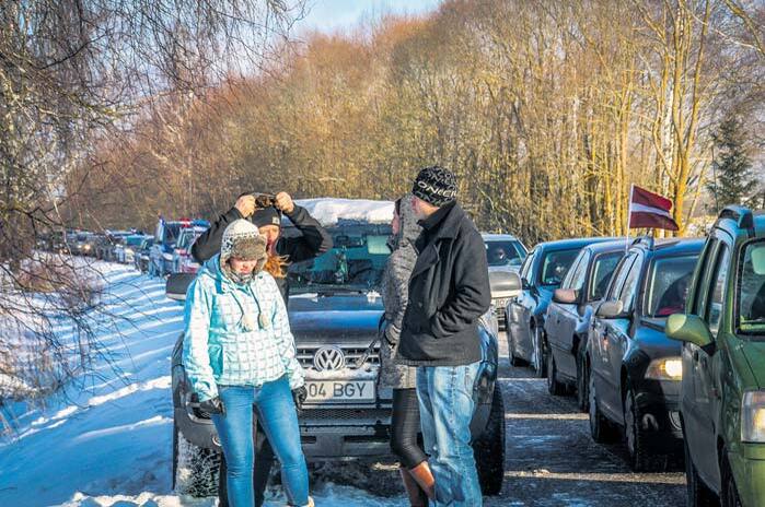 Mazsalaca eeslinnas koguneti suurele parklaalale, kuhu voorisid viie kilomeetri pikkuses järjekorras seisvad sõiduautod. Kogunemiskohta parkimine toimus mitu tundi, sest ligi 1500 sõiduauto kohaleilmumist ei osanud oodata isegi korraldusmeeskond. Kohale olid tulnud isegi Läti meedia ja kohalikud inimesed, kes olid eelmisel õhtul Latvijas Radio 1 kanalilt kuulnud uudistest eestlaste protestiretke kohta nende linna. FOTO: Aigar Nagel