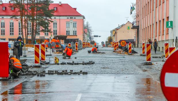 Pärastlõunal käis hoolimata vihmasajust Jüri tänava teelõigul töö FOTO: Aigar Nagel