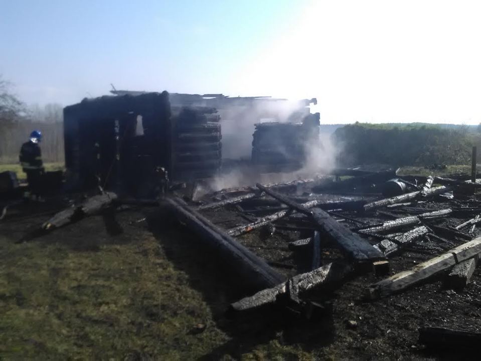 21. aprillil kell 8.18 teatati, et Võru vallas Suuremetsa külas põles vana laut-küün ja tuli ohustab teisi hooneid. FOTOD: Lõuna päästekeskus