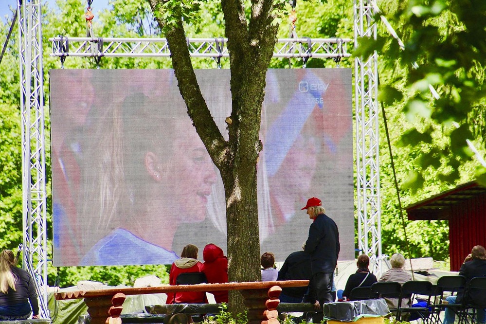 Ilm soosis Loosil suurelt ekraanilt laulupeo jälgimist.