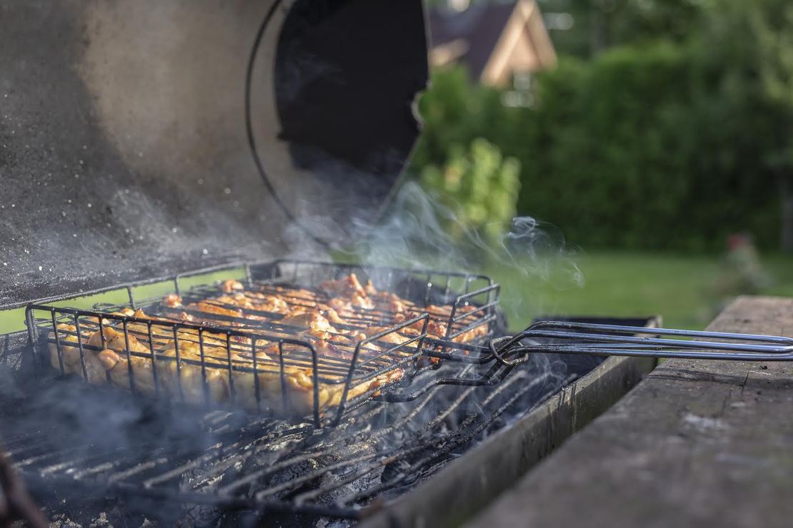 Sumedad suveõhtud kohe kutsuvad grilli kuumaks ajama ning lihakest säristama. Foto: AIGAR NAGEL