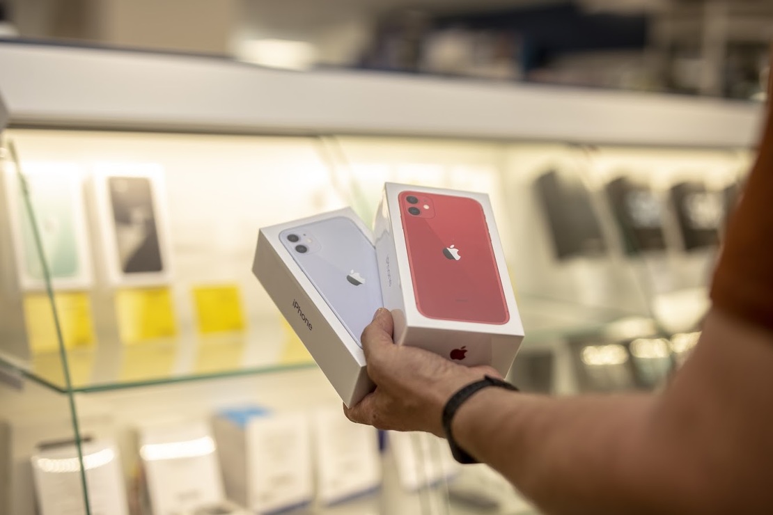 Varaste saagiks Võru kaupluses langes ligi paarkümmend iPhone’i. Kaupluse juhataja usub, et nii suures koguses iPhone’e kasutavad vargad eesmärgiga need järelturul maha müüa. FOTOD: Aigar Nagel